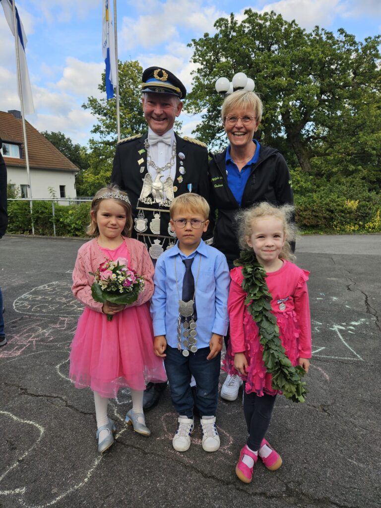 Kindermajestäten 2024 König Luis Becker und Königin Florentine Frye mit Vizekönigin Aline Grünhaupt